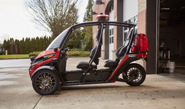 Компания Arcimoto из Орегона представила трехколесное транспортное средство для оперативной доставки пожарных расчетов в минимальной комплектации.